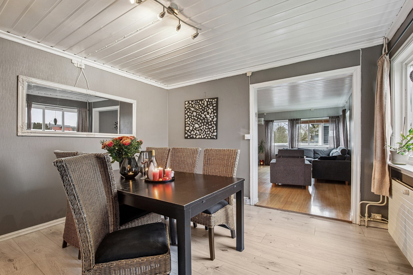 Spisestuen har god plass til langbord og fungerer som et naturlig samlingspunkt. Galleribilde