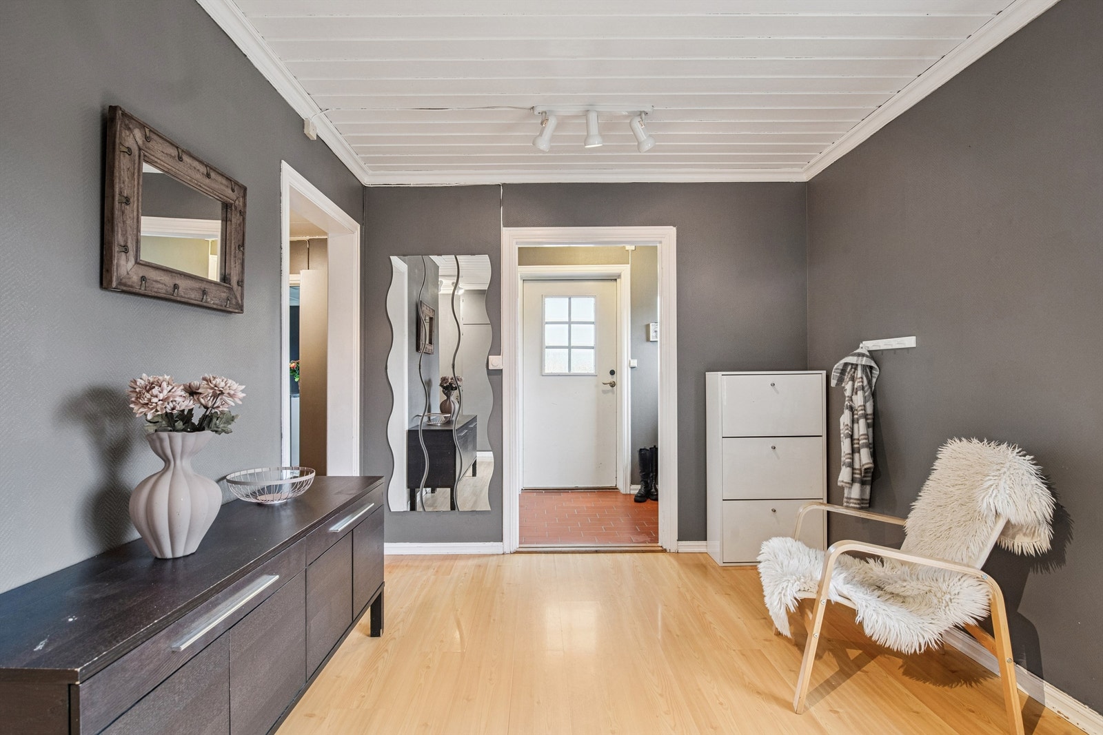 Velkommen inn i en åpen gang som binder rommene i første etasje sammen. Galleribilde