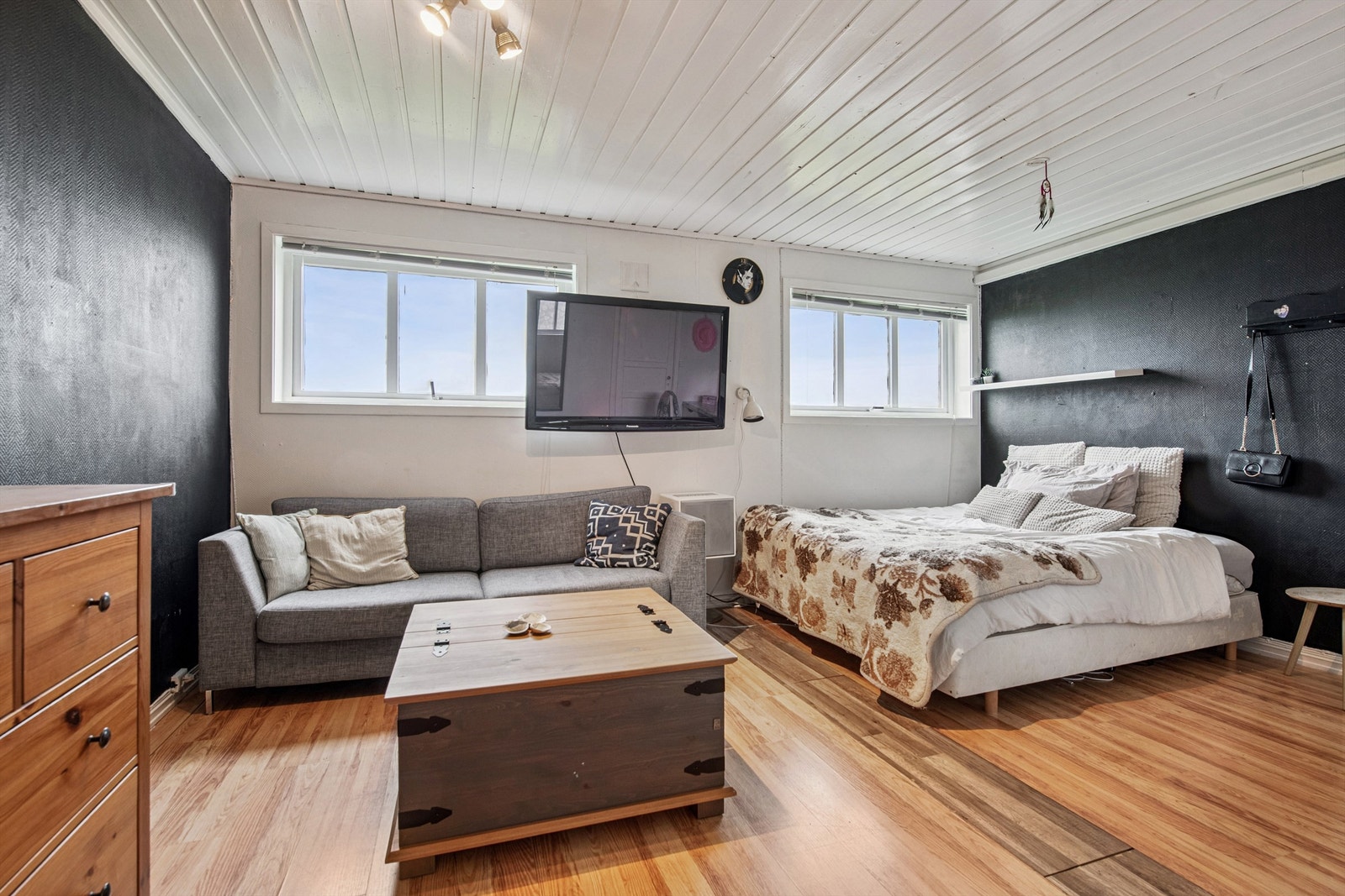 Rommet har flere møbleringsmuligheter og godt med gulvplass. Galleribilde