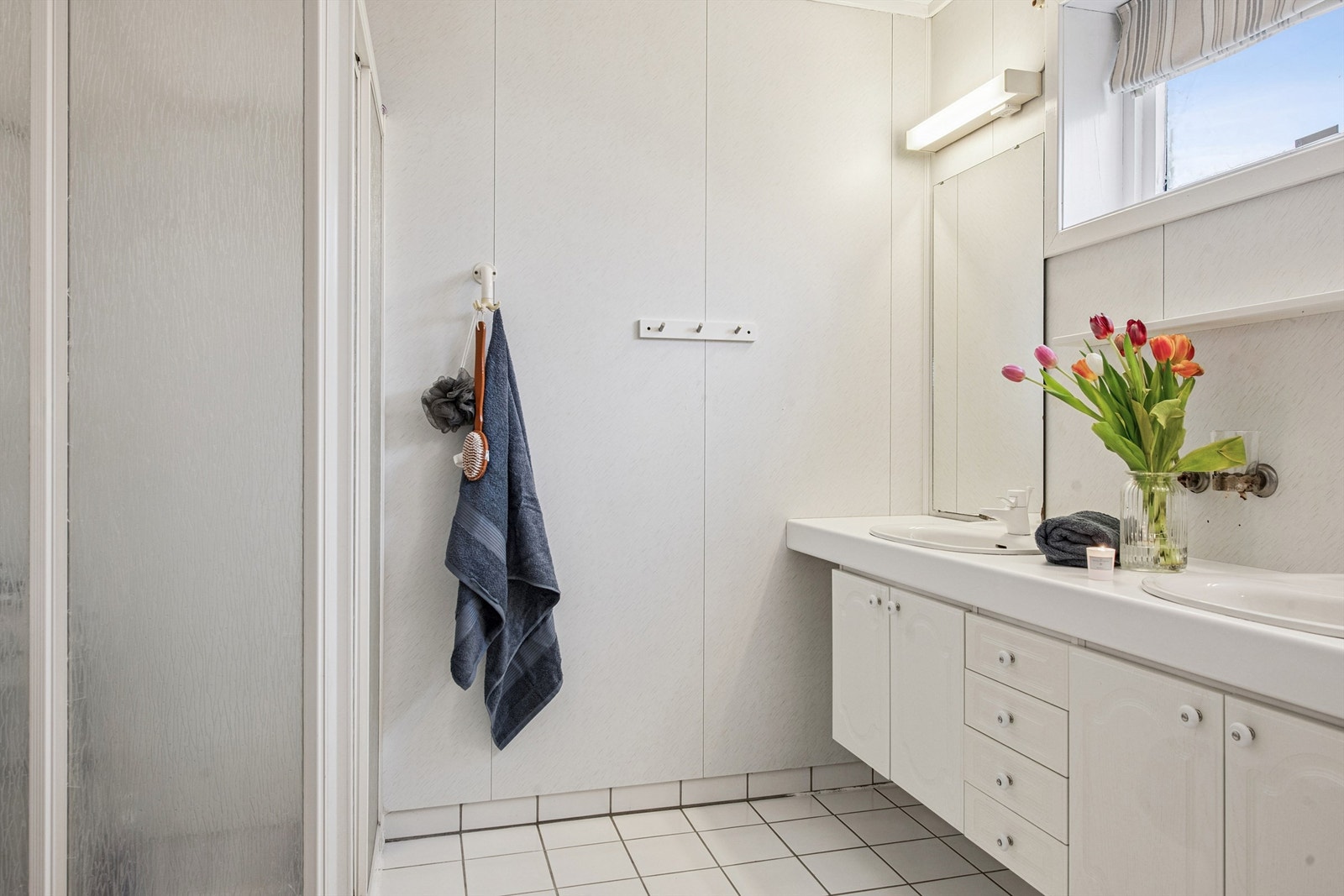 Badet i kjelleretasjen er utstyrt med dobbel servant og dusjkabinett. Galleribilde