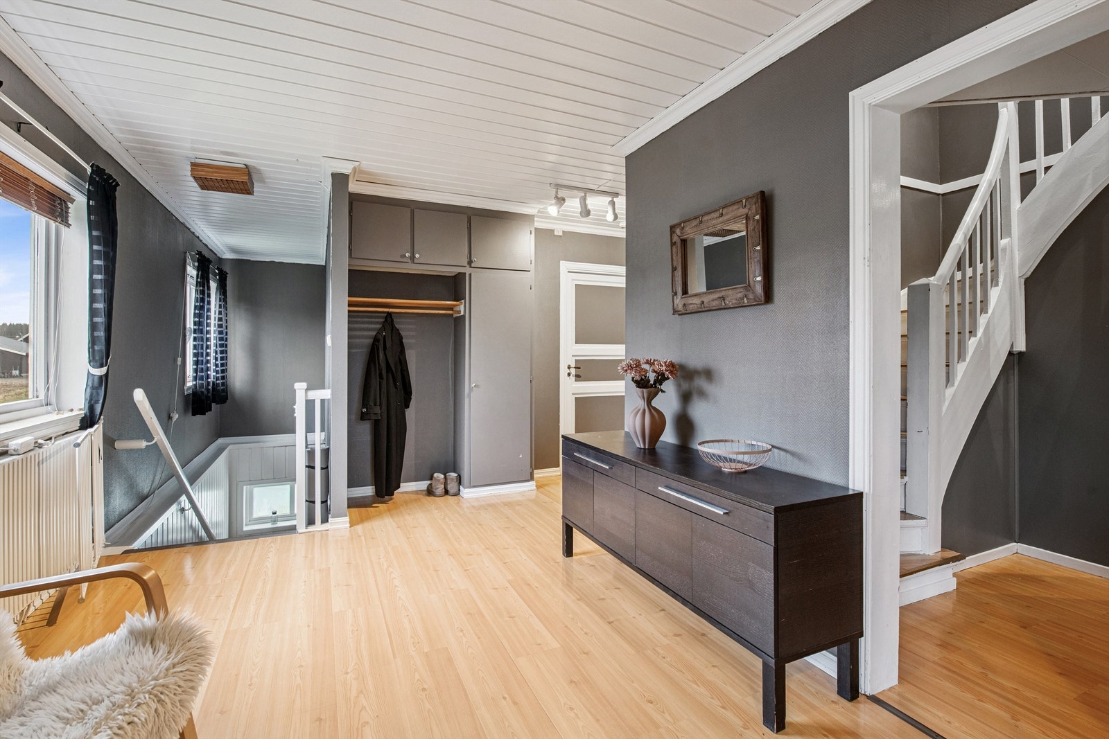 Fra gangen er det trappeforbindelse til både underetasjen og andre etasje. Galleribilde