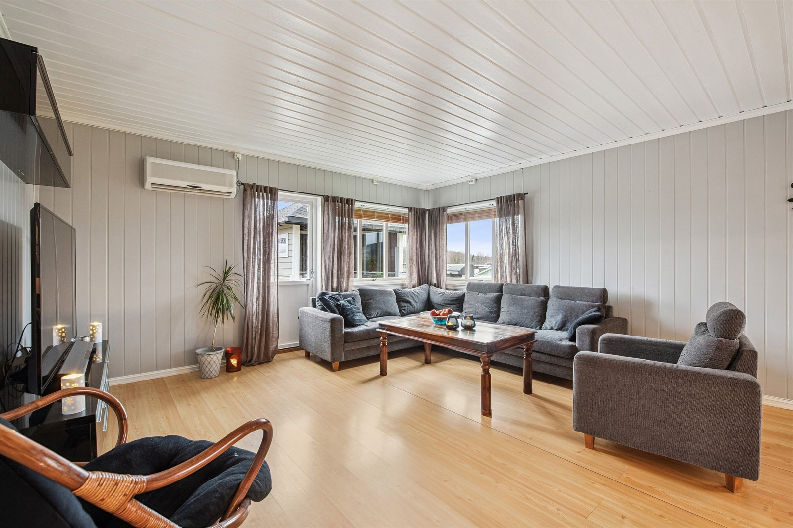 Store vindusflater på flere vegger slipper inn rikelig med dagslys. Galleribilde