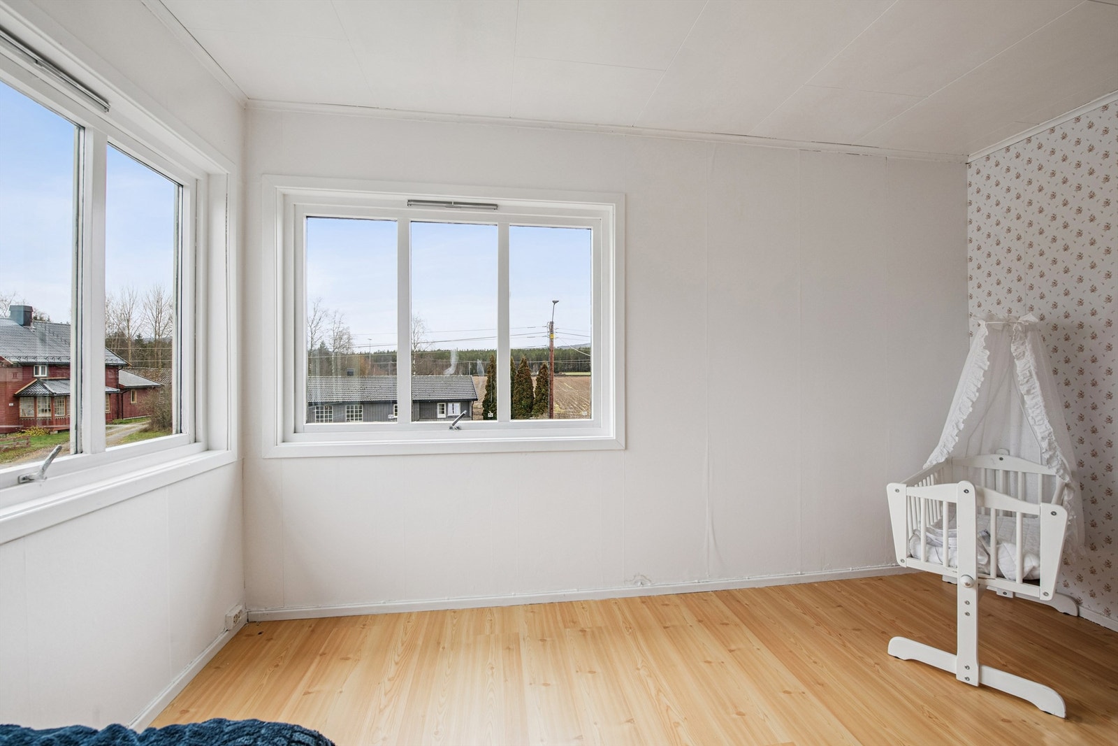 Lyst rom i andre etasje som egner seg godt som barnerom eller kontor. Galleribilde