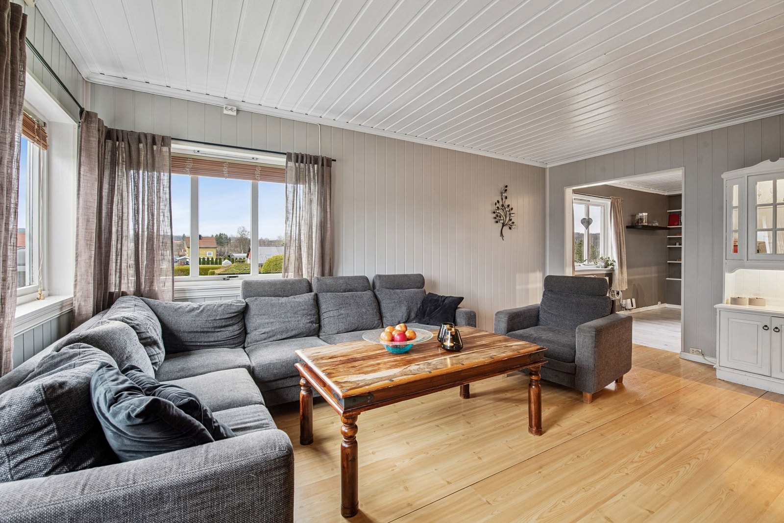 Rommet er lett å møblere og har en åpen løsning mot spisestuen. Galleribilde