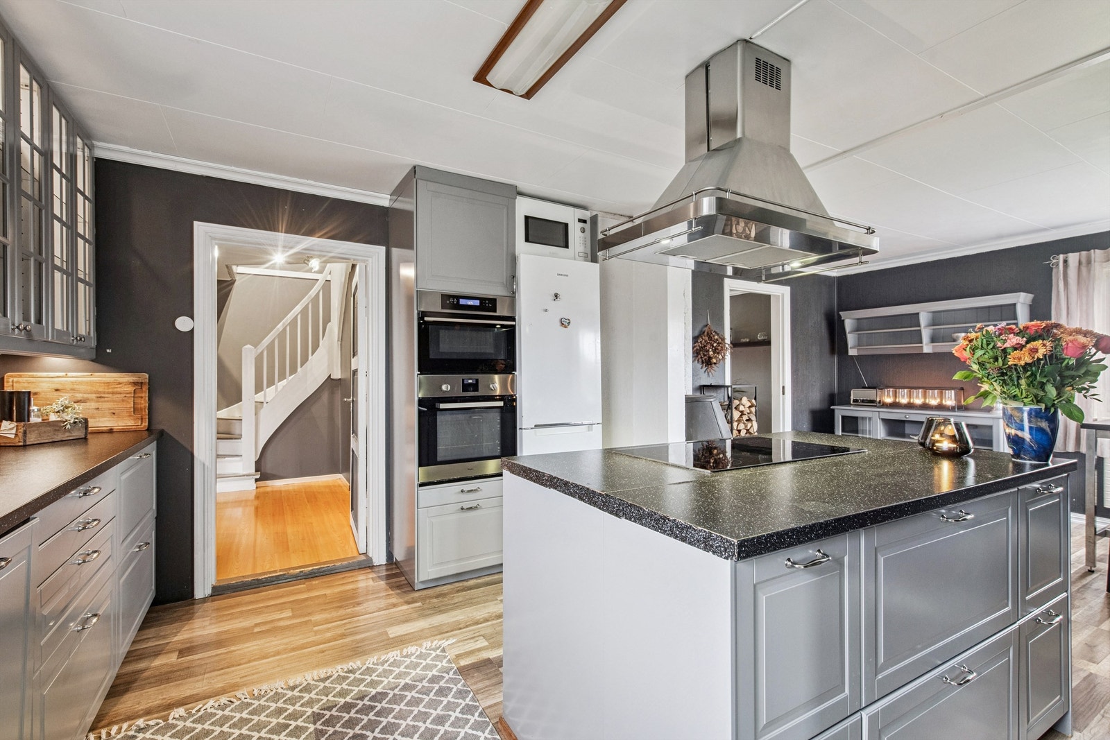 Høyskap med integrert stekeovn og mikrobølgeovn gir en effektiv arbeidssone. Galleribilde