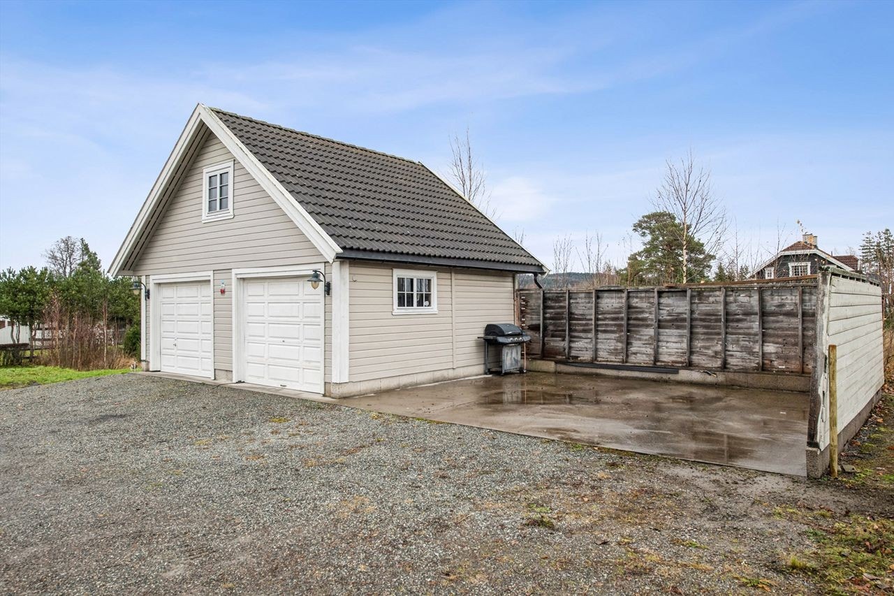 Dobbelgarasje med innredet loft gir gode lagrings- og parkeringsmuligheter. Galleribilde