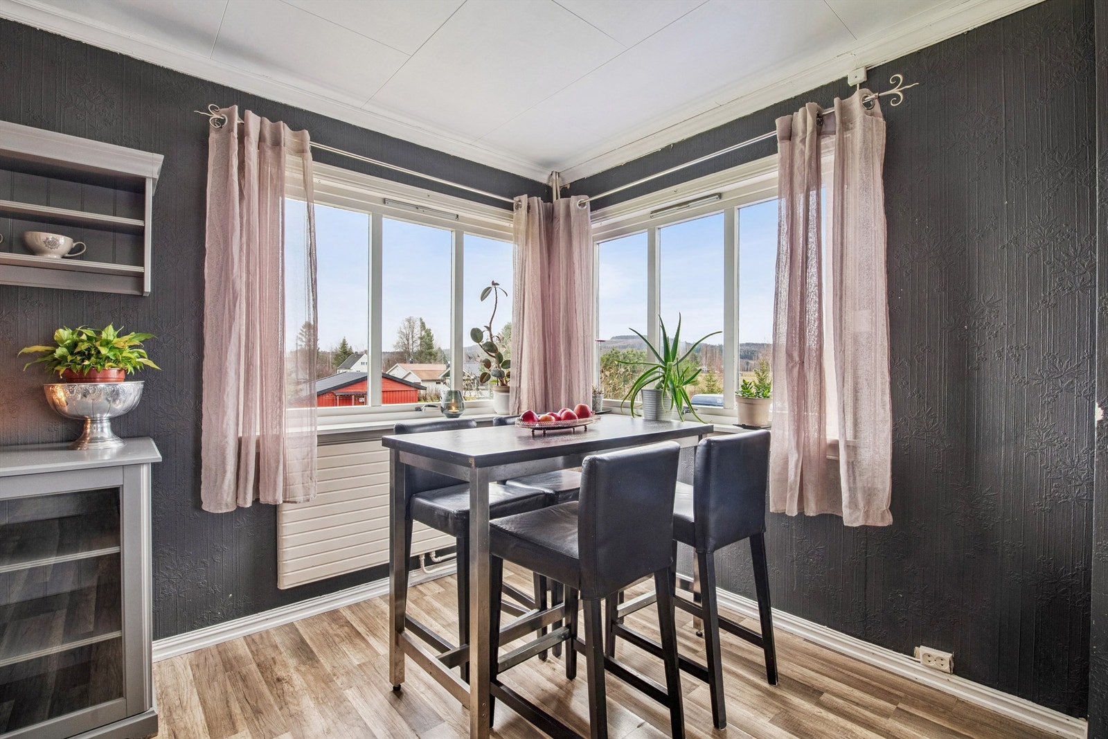 Hjørneplasseringen ved vinduene gir godt lysinnslipp til spiseplassen. Galleribilde