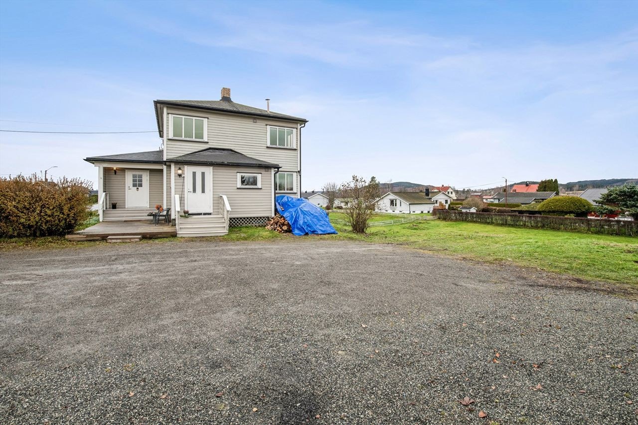 Eiendommen har en stor gårdsplass med rikelig med parkeringsmuligheter. Galleribilde