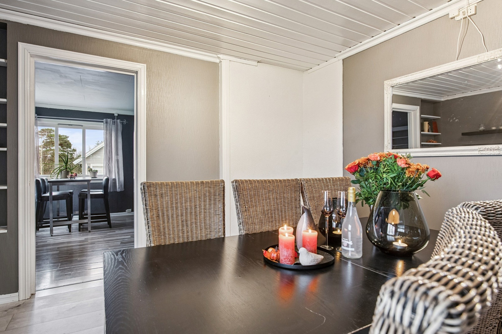 Åpningen mot kjøkkenets spiseplass skaper en god flyt mellom sonene. Galleribilde