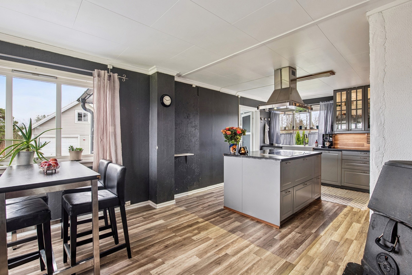 Kjøkkenet har en egen spiseplass for hverdagsmåltidene. Galleribilde