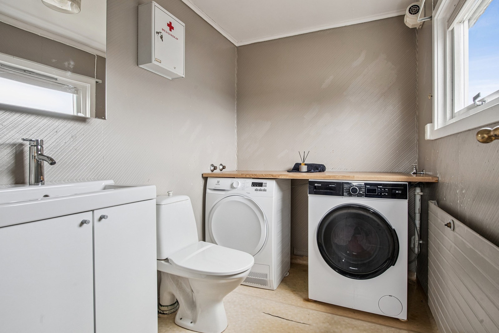 Praktisk toalettrom i første etasje, med opplegg for vaskesøyle. Galleribilde