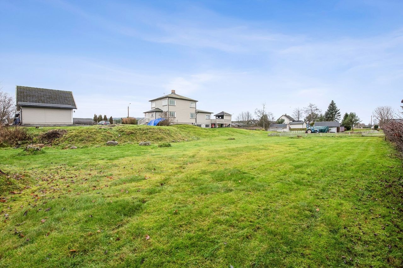 Eiendommen ligger i et stille og rolig nabolag og har en stor, flat gressplen. Galleribilde