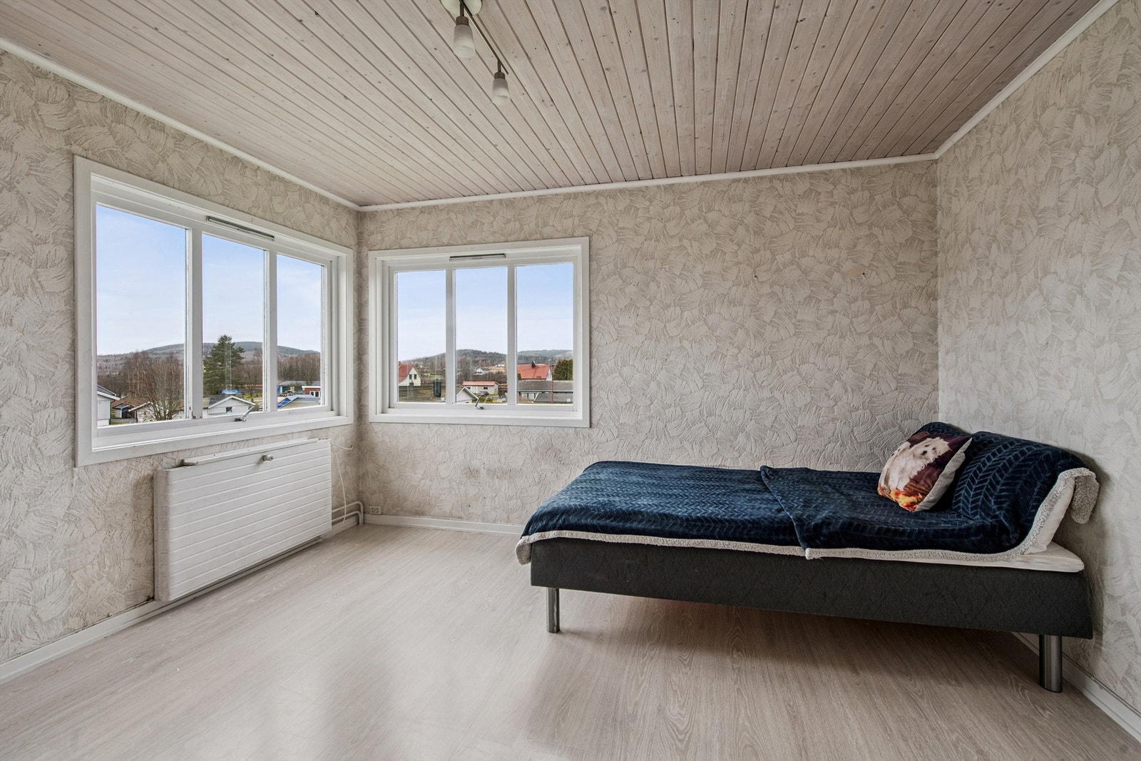 Etasjens andre soverom er lyst og har plass til seng og øvrig møblement. Galleribilde