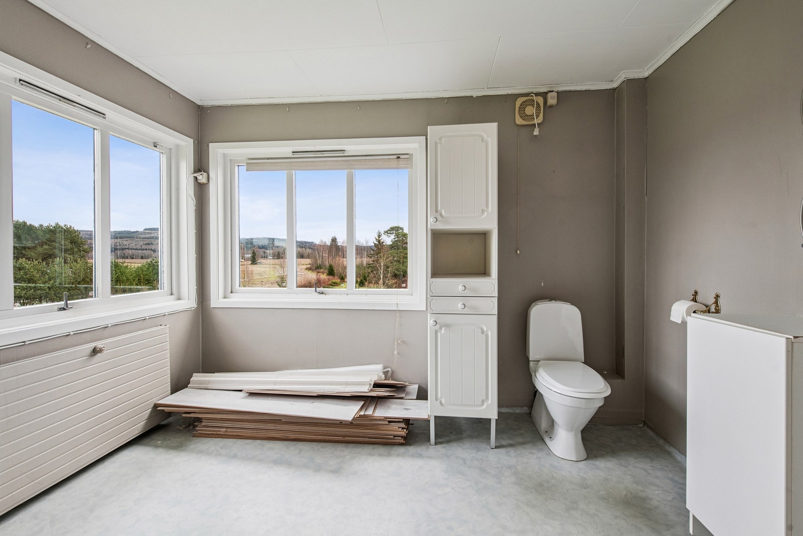Her er det plass til både toalett og badekar, med store vinduer som gir lysinnslipp. Galleribilde