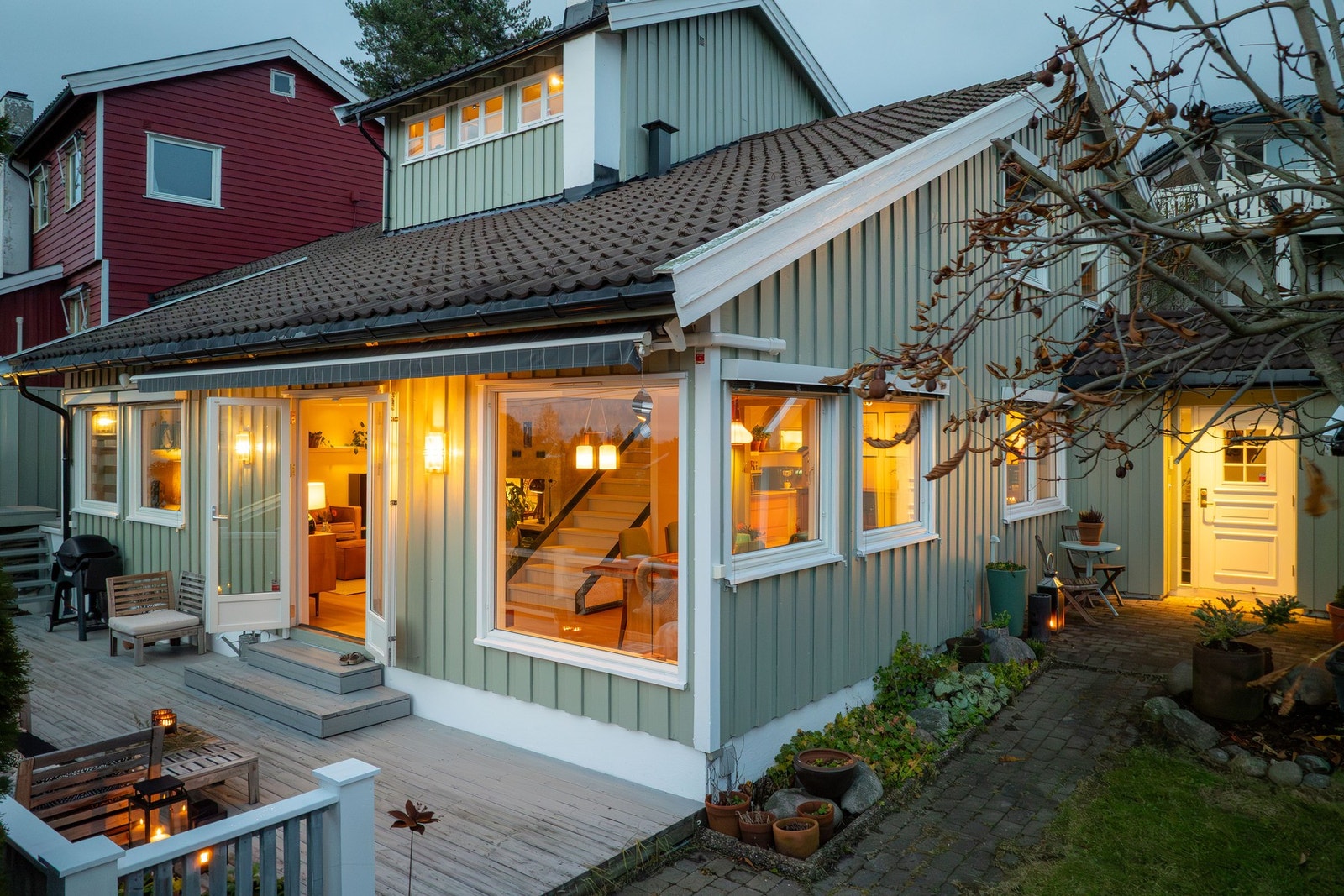 Fra terrassen er det enkel, trappefri adkomst til tomt og hage. Galleribilde