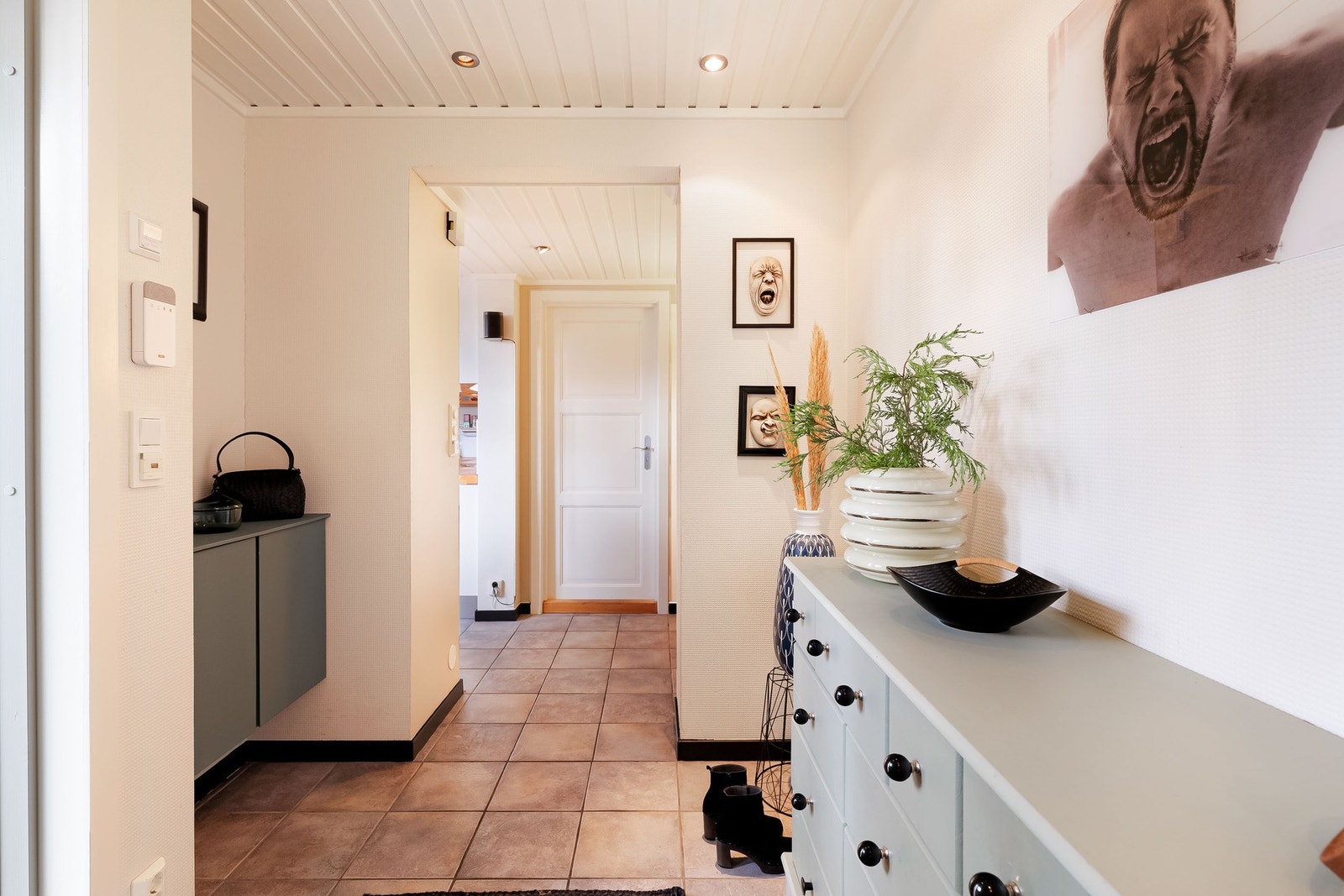 Her er det lagt fliser på gulv med varme i, noe som er praktisk dersom barna drar med seg vann og søle inn utenfra etter lek utendørs. Galleribilde