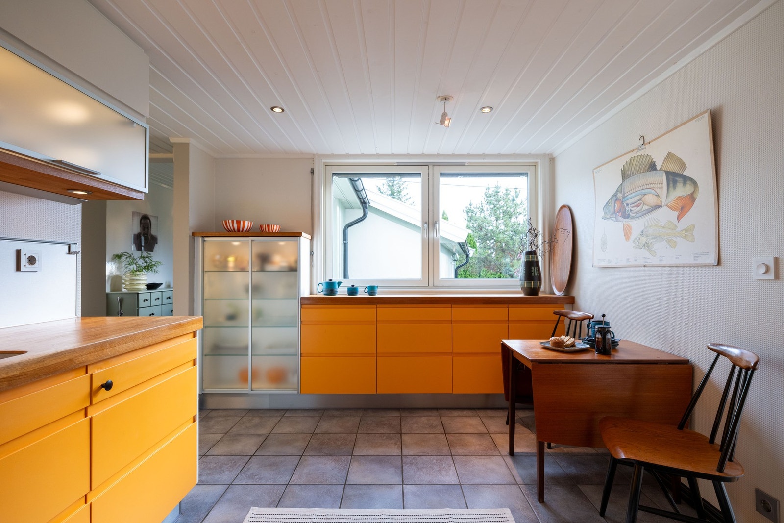 Det er fin plass for et lite bord hvor frokosten kan inntas før du går løs på dagens gjøremål. Galleribilde