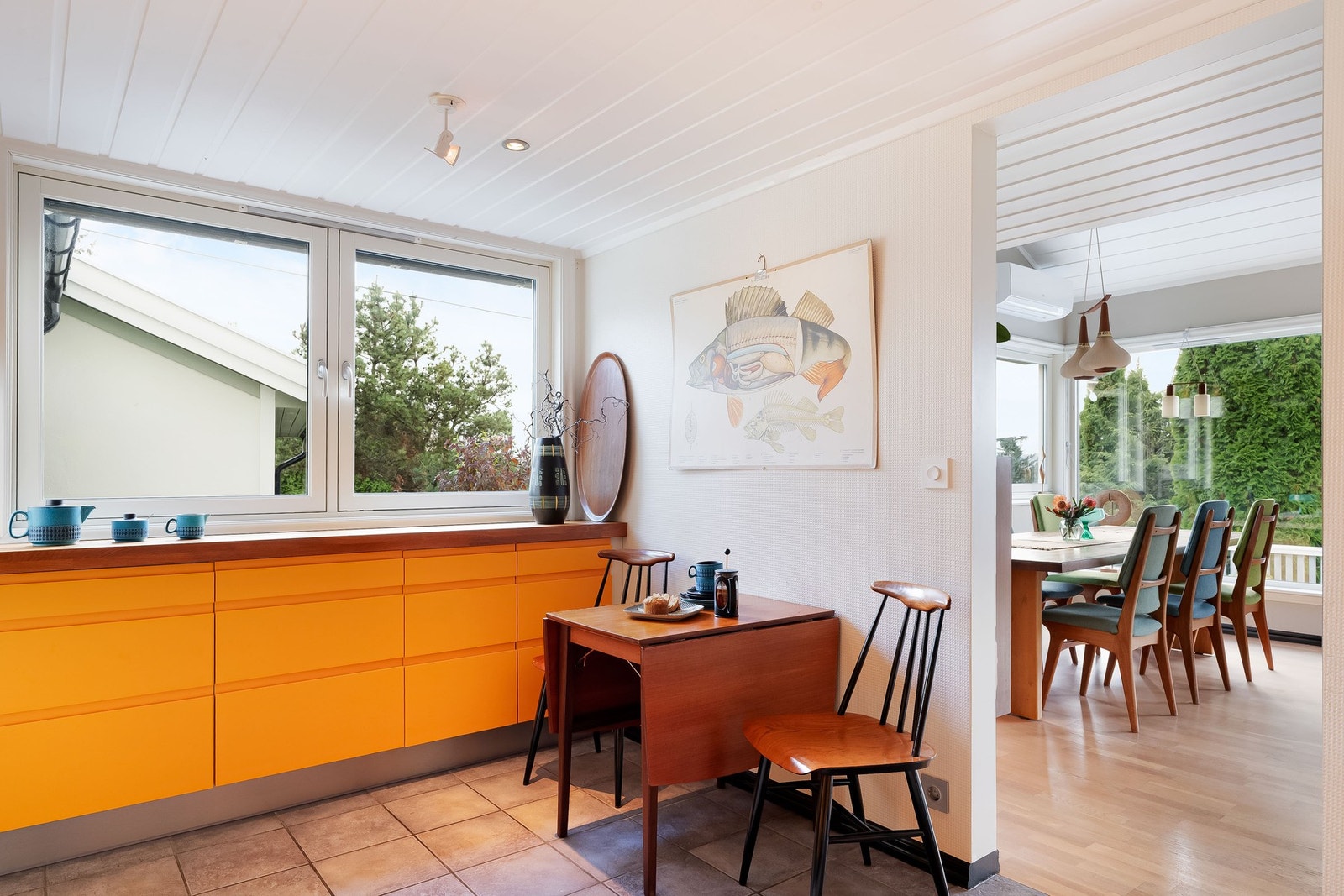 Vindusflaten over kjøkkenbenken gjør det hyggelig å titte ut mot omgivelsene samtidig som du lager dagens måltider. Galleribilde