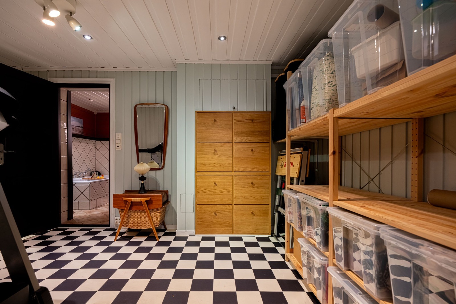 Innenfor den siste boden finner vi etasjens baderom. Galleribilde