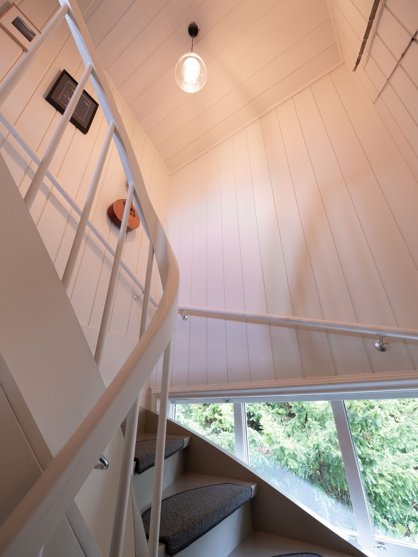Ta trappen opp og du kommer direkte til hybelen. Galleribilde