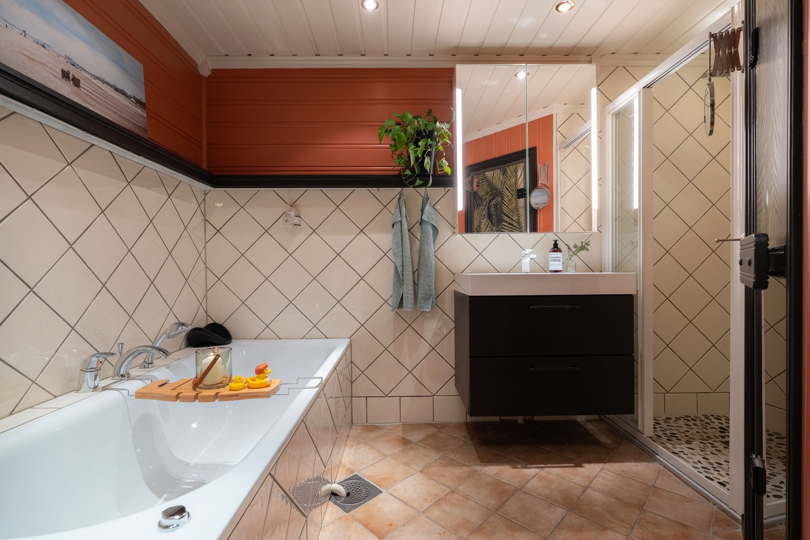 Badet er av god størrelse med flislagt gulv med gulvvarme. Veggene er delvis flislagt og delvis belagt med panel. Galleribilde