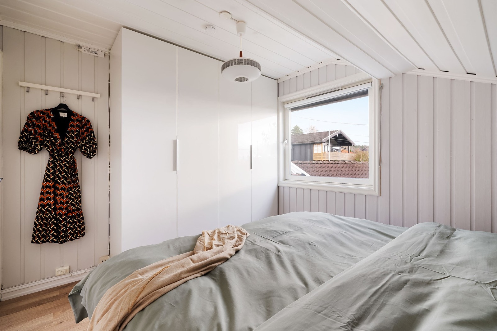 Garderobeskapet medfølger. Galleribilde