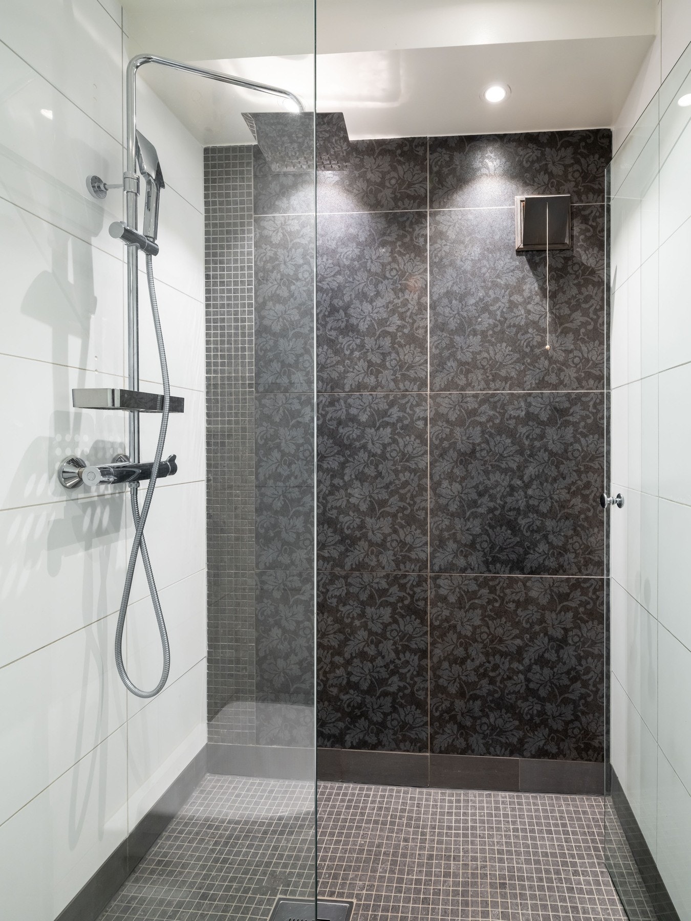 Innerst på badet er det en romslig dusjnisje med glassvegg og glassdør. Galleribilde