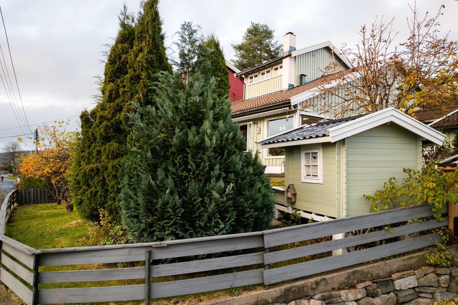 Inngjerdet, barnevennlig tomt hvor de små kan løpe fritt inn og ut. Galleribilde