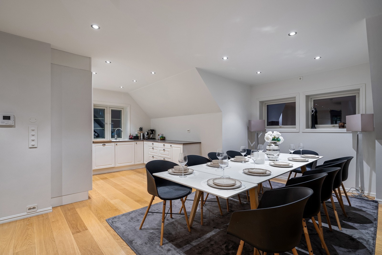 Spisestue rett ved kjøkken. Galleribilde