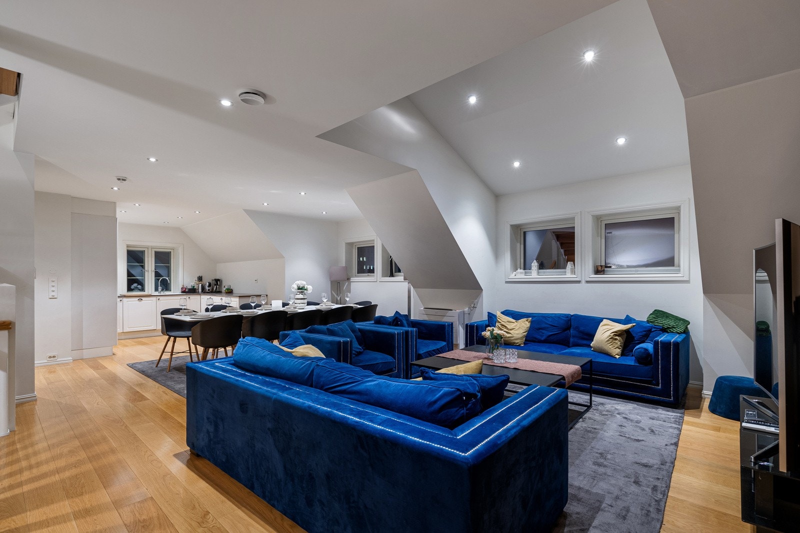 Skråtak og downlights. Galleribilde