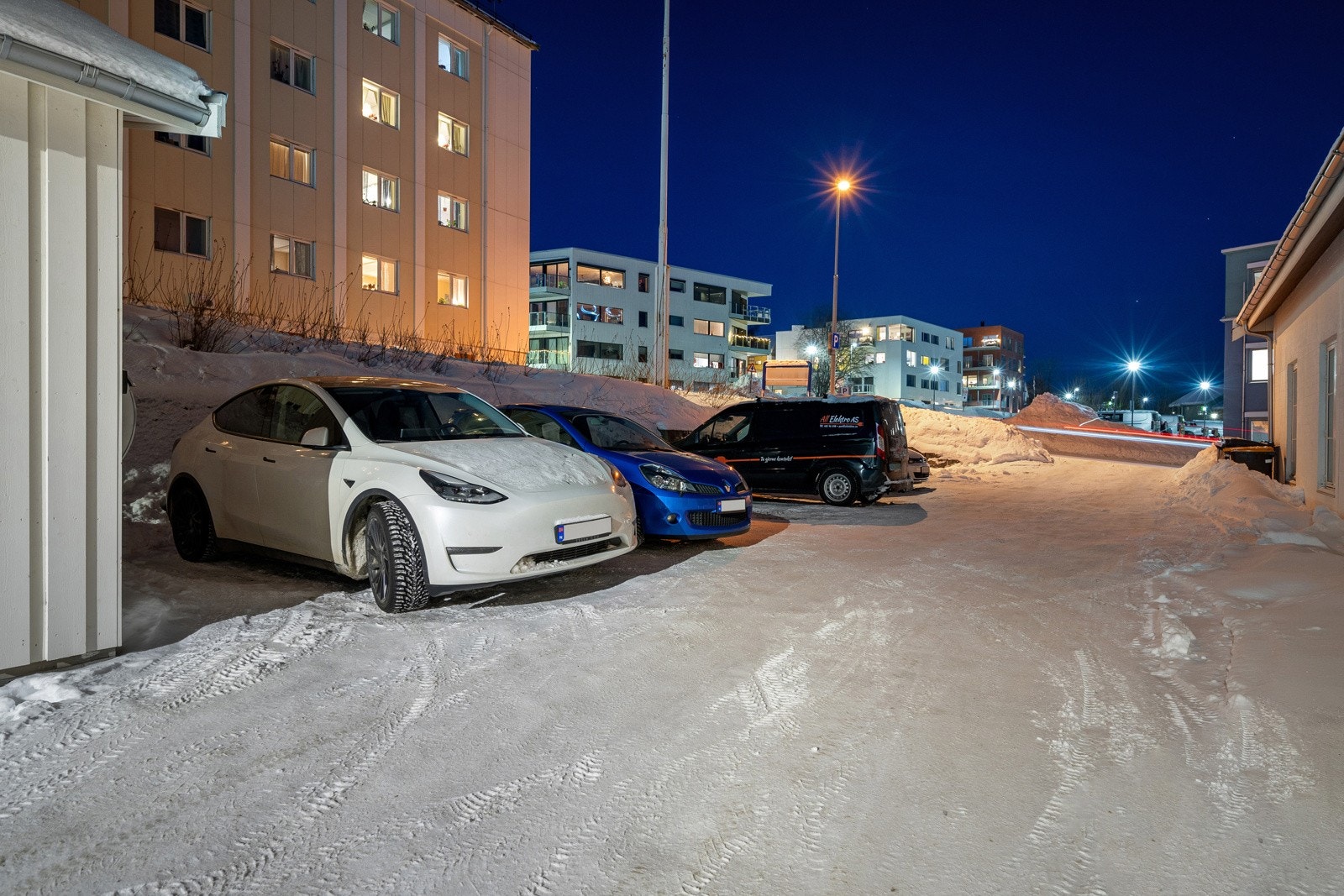 Egen parkeringsplass rett utenfor bygget. Galleribilde