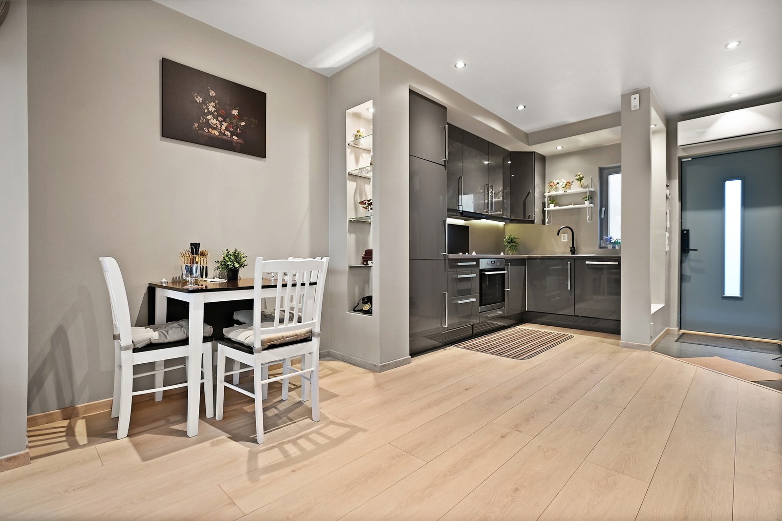 Det praktiske kjøkkenet har en åpen løsning. Galleribilde