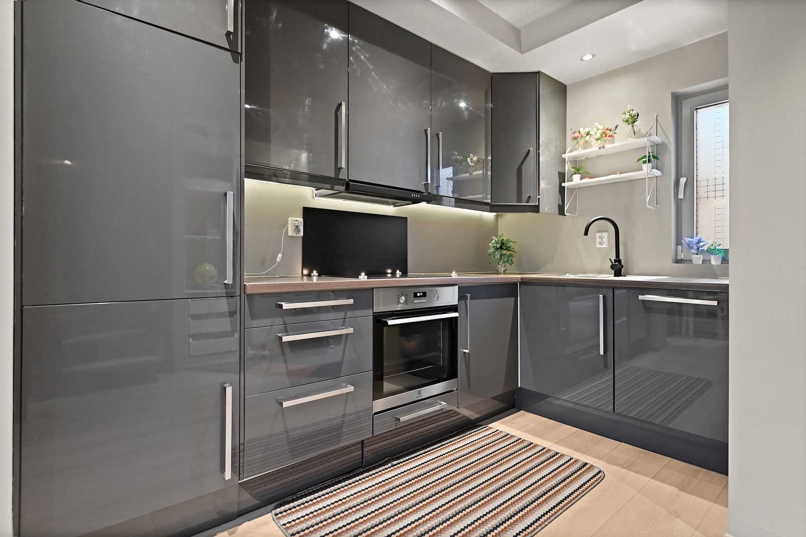 Her har du et arbeidsvennlig kjøkken med takhøyde overskap, gode løsninger og fin plassutnyttelse for deg som er glad i å lage mat. Galleribilde