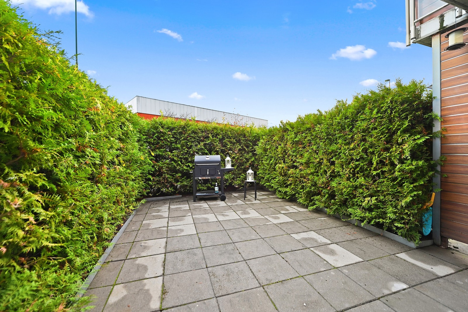 Fra stuen er det utgang til en hellelagt terrasse. Det er god plass til både hagemøbler og grill, Galleribilde