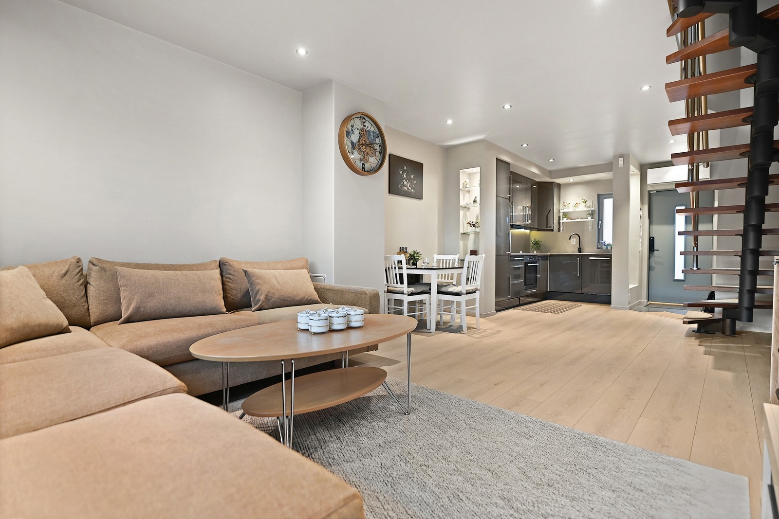 Den rektangulære planløsning gjør det enkelt å møblere, og det er god plass til både spisestue og sofagruppe med tilhørende møblement. Galleribilde