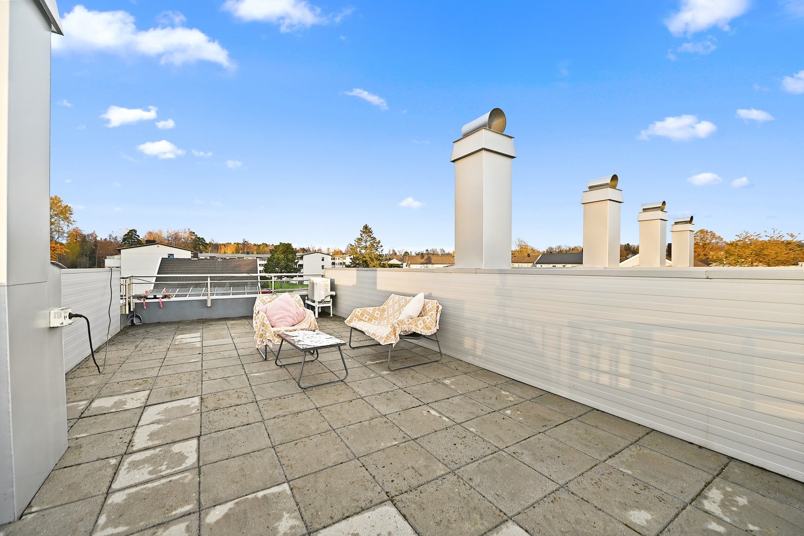 . Her finner du ro med kaffekoppen en tidlig morgenstund, eller nyter lange sommerkvelder med familie og venner. Det er god plass til både spisegruppe, grill, lounge og solsenger, og med sol fra tidlig morgen til sen kveld. Det er stikkontakt montert på t Galleribilde