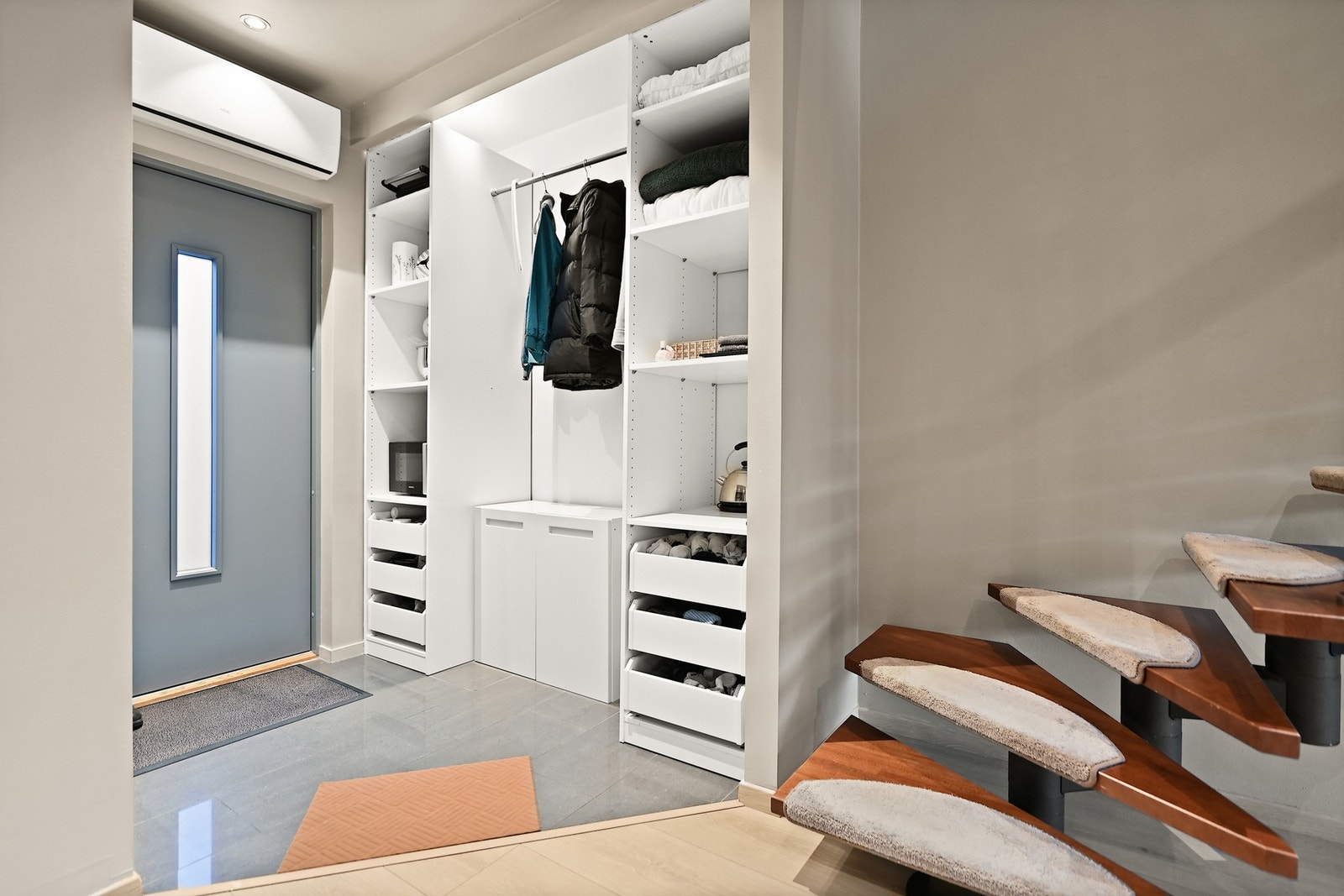 Det er varmekabler i hele 1. etasje og varmepumpe i etasjen. Galleribilde