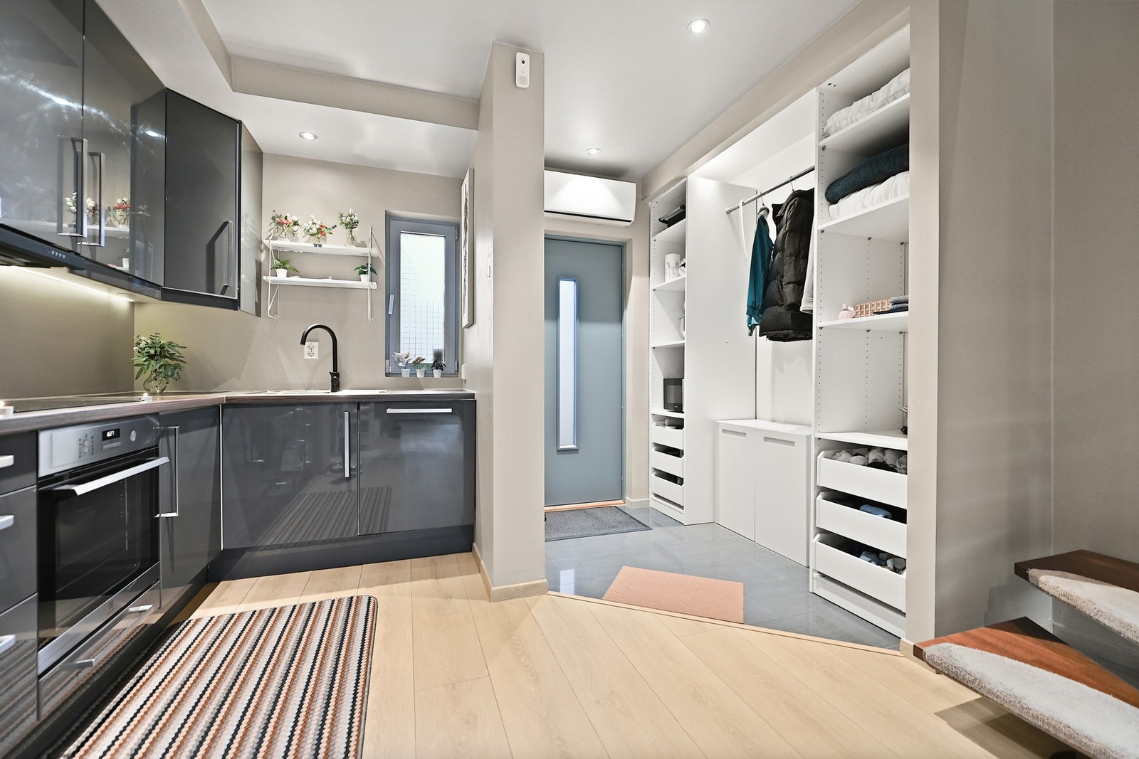 Innredningen er med slette fronter i grå høyglans. Laminert benkeplate. Integrerte hvitevarer som komfyr, platetopp, oppvaskmaskin og kjøl/frys. Nytt blandebatteri i 2023. Galleribilde