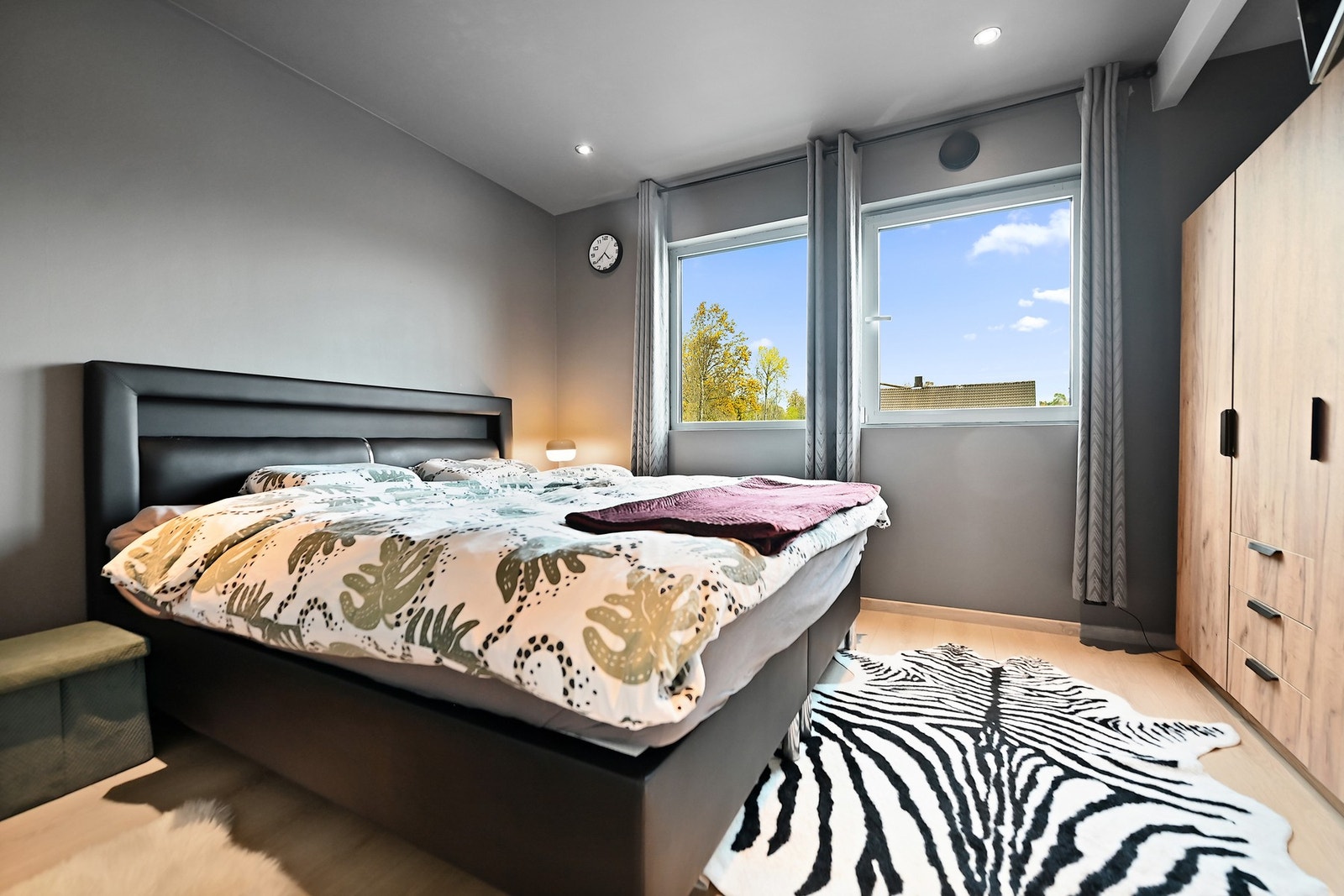 Hovedsoverommet er luftig med god plass til både dobbeltseng og garderobeskap. Galleribilde