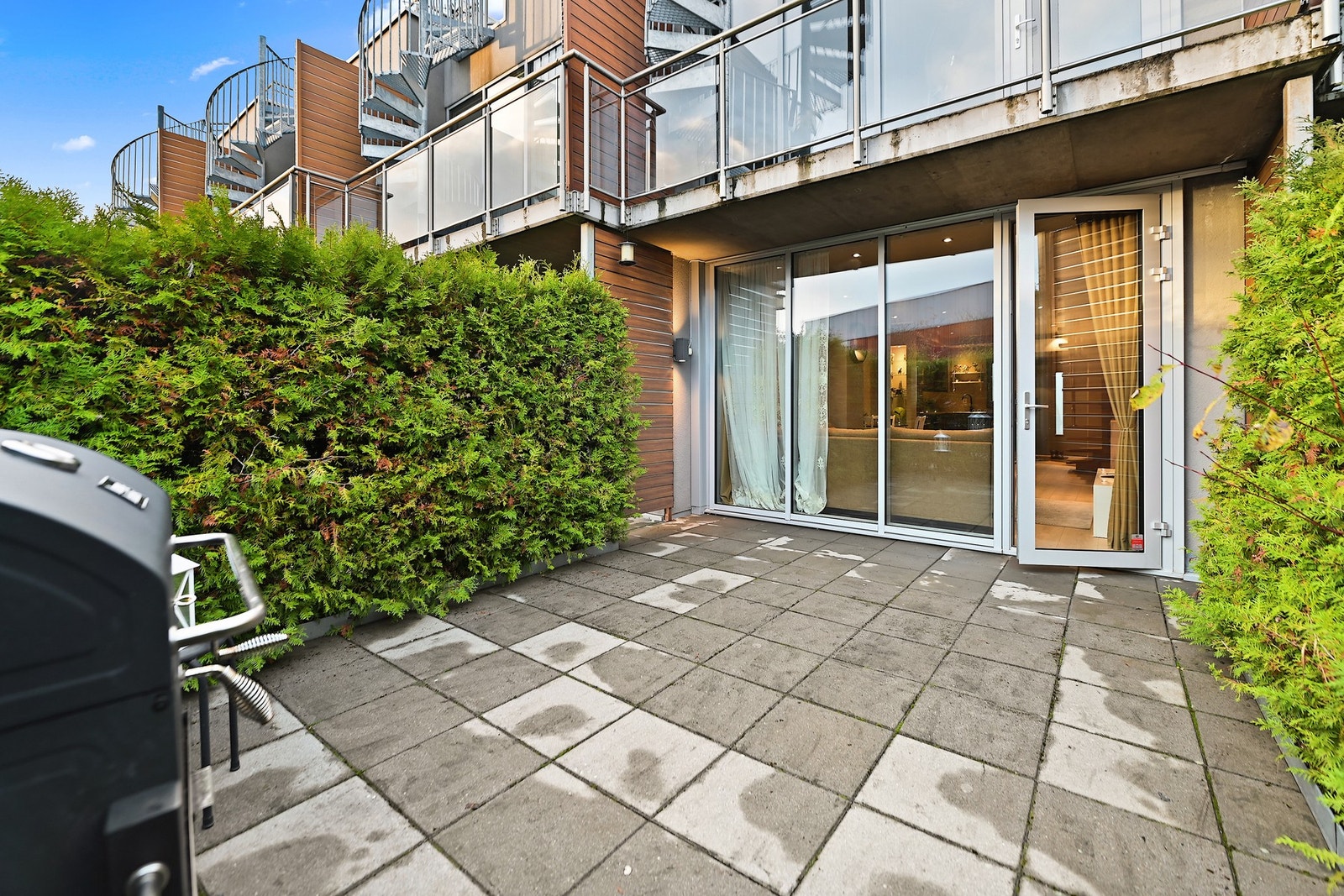 På sommerstid blir balkongen som en forlengelse av stuen. Galleribilde