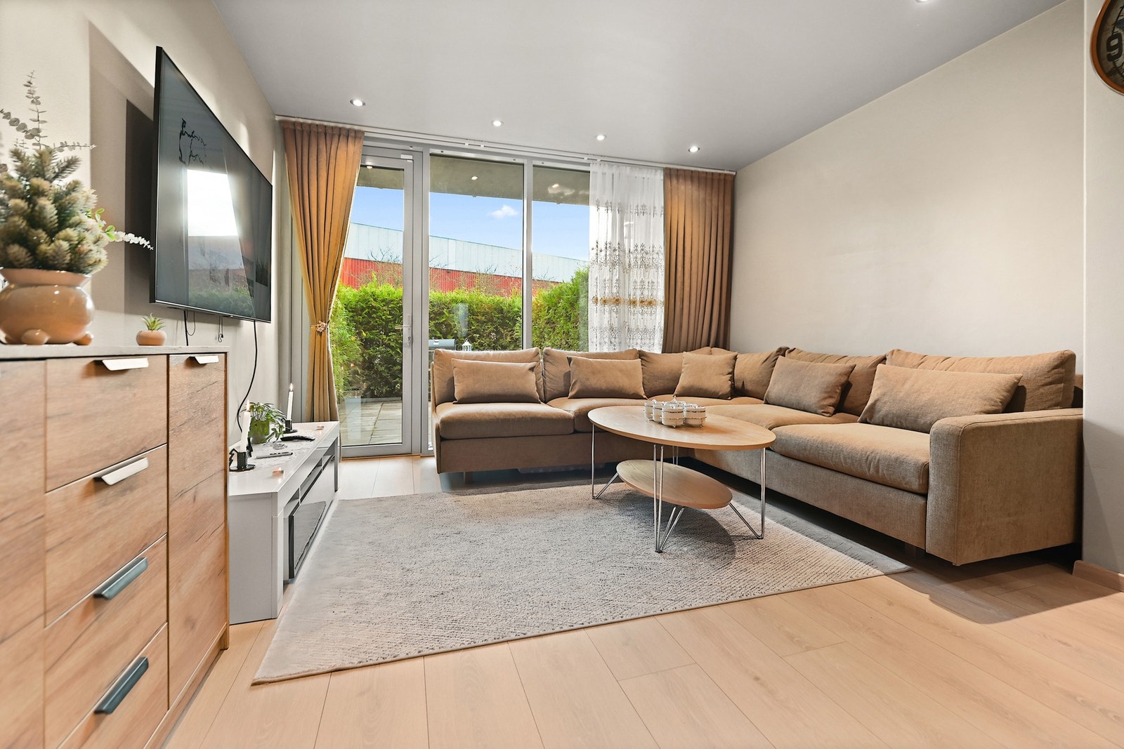 Her får du en romslig stue med store vindusflater som setter sitt preg på boligen og gir svært gode lysforhold. Galleribilde