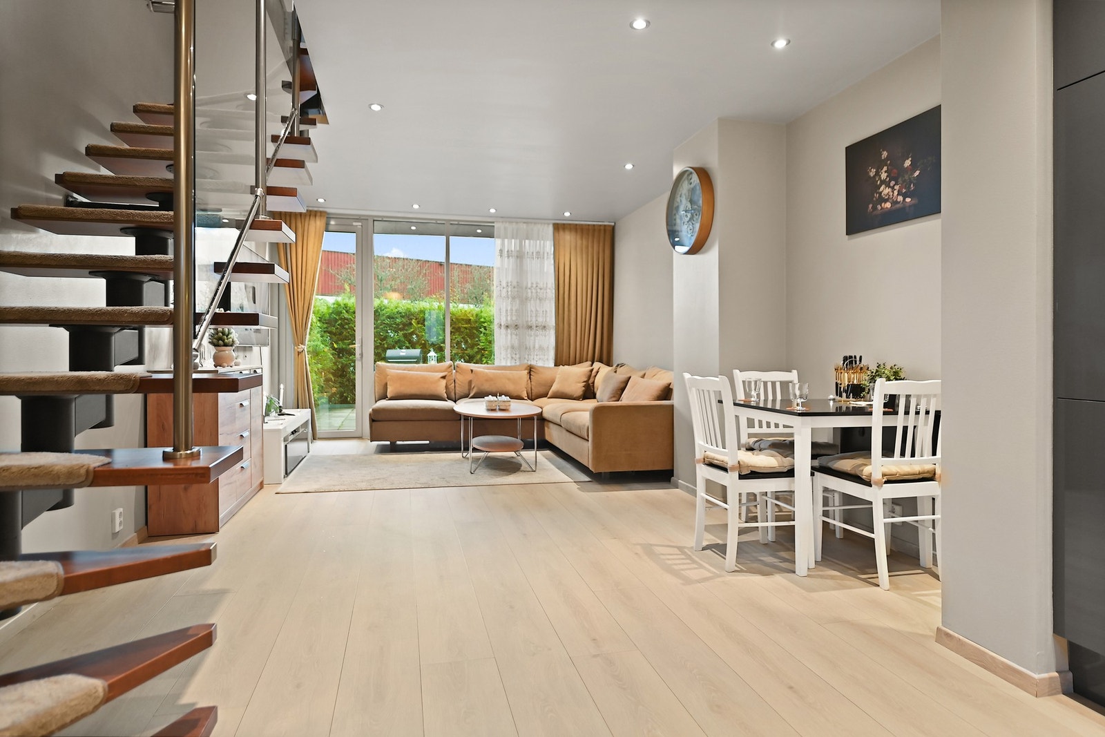 De store vindusflatene setter sitt preg på boligen og gir svært gode lysforhold. Galleribilde