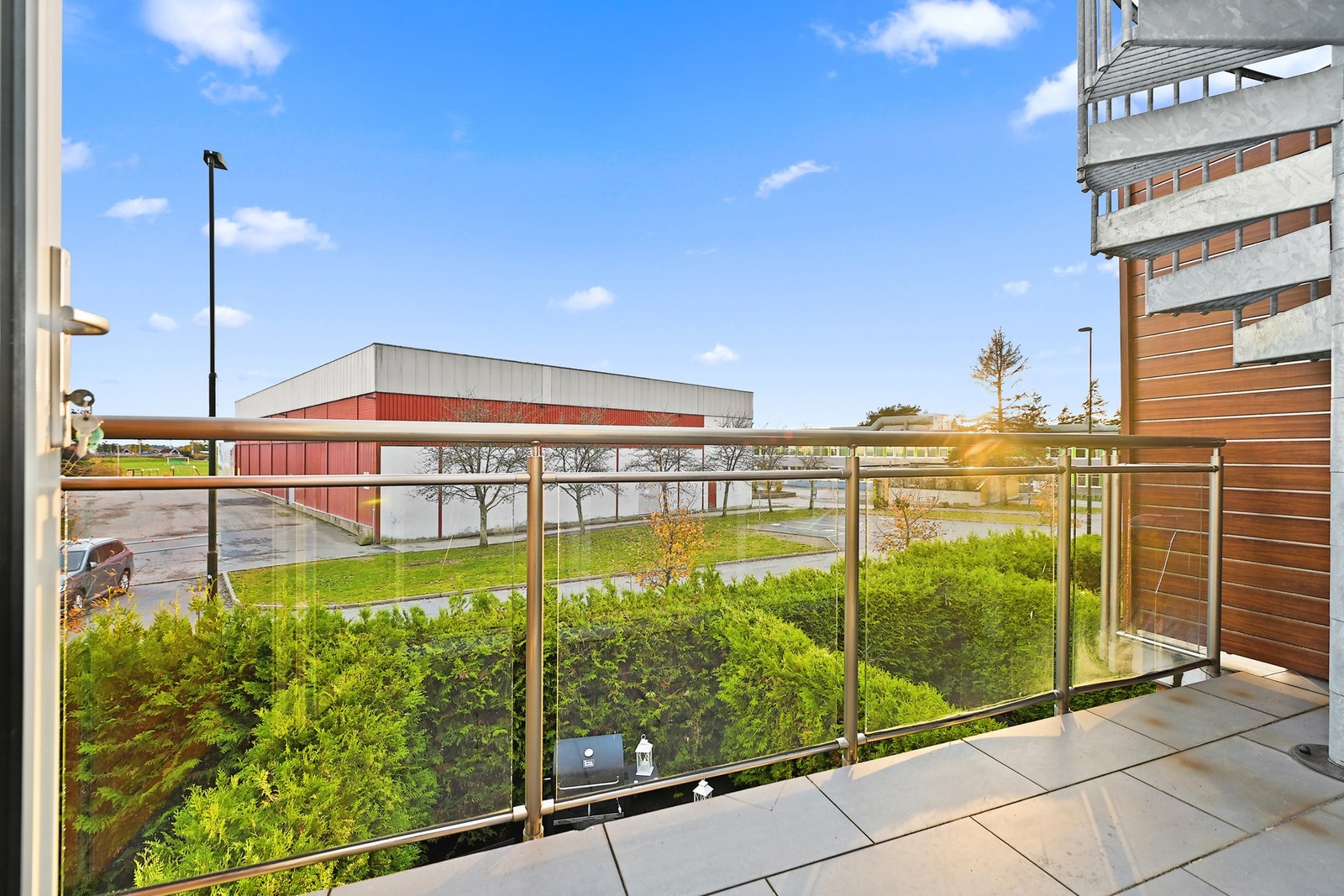 Fra gjesterommet har man utgang til balkong å ca. 5 m². Galleribilde