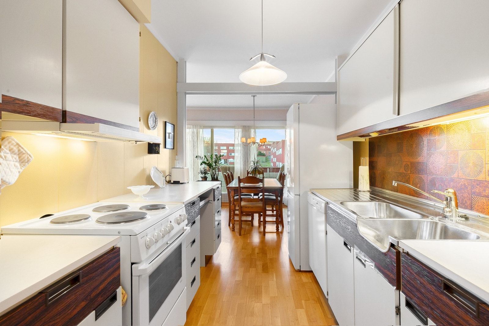 Lyst kjøkken med slette fronter. Galleribilde