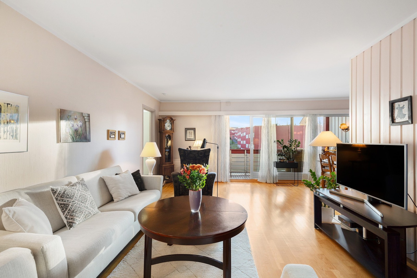 Stue og kjøkken er i delvis åpen løsning og måler gode 36 kvadratmeter. Galleribilde