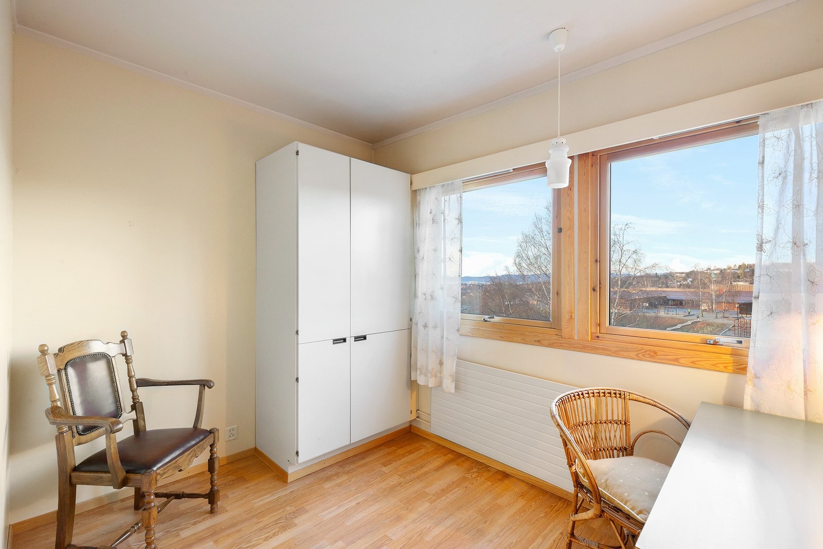 Soverom på 7 kvadratmeter. Alle soverommene har store vinduer som slipper inn mye naturlig lys. Galleribilde