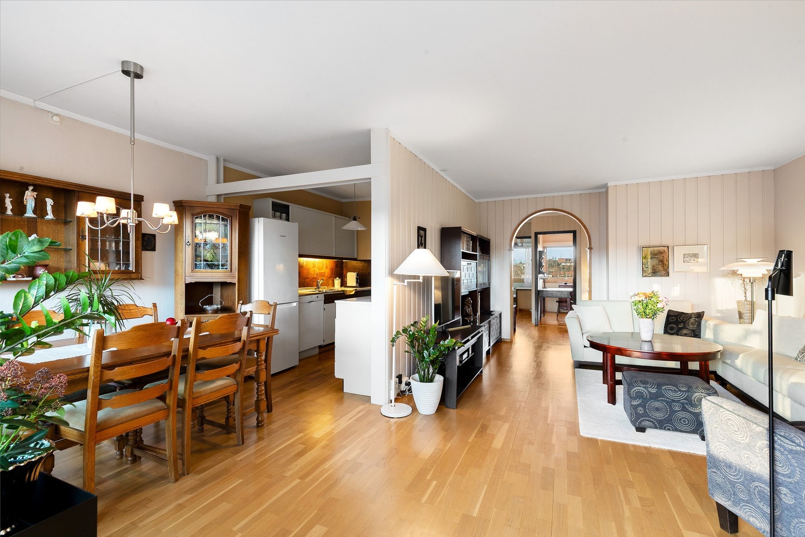 Leiligheten preges av gode, sømløse overganger som skaper en naturlig flyt. Galleribilde