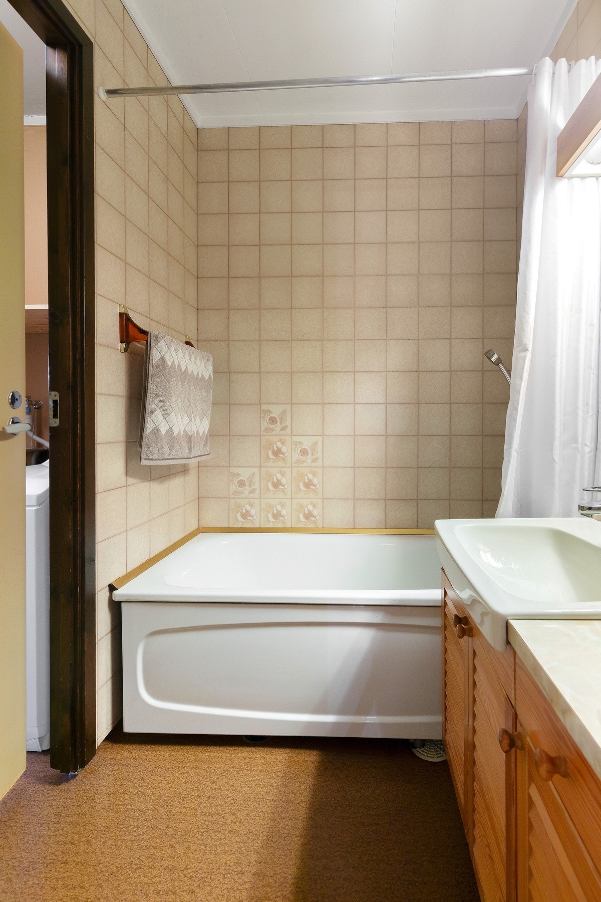 Badet måler 3 kvadratmeter med direkte adkomst til vaskerommet. Galleribilde