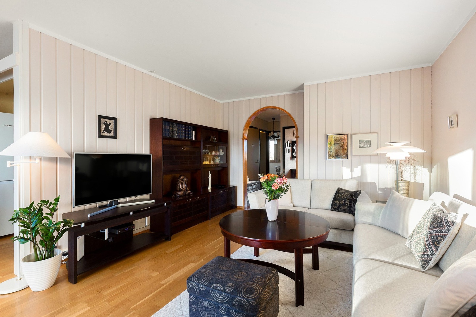 God takhøyde og store vindusflater gir leiligheten en lys og luftig atmosfære. Galleribilde