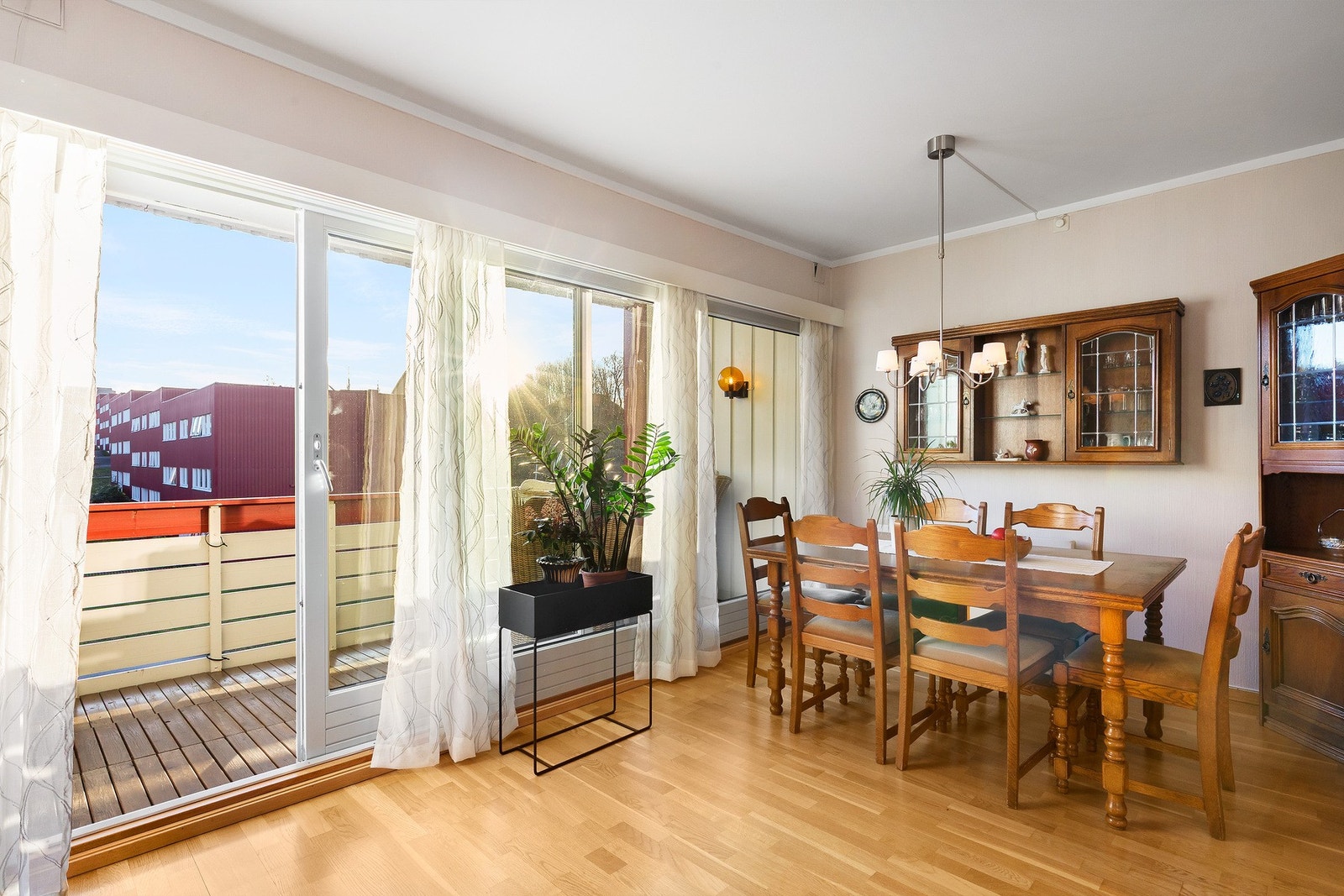 Lys og innbydende spiseplass sentralt plassert mellom stue og kjøkken. Galleribilde